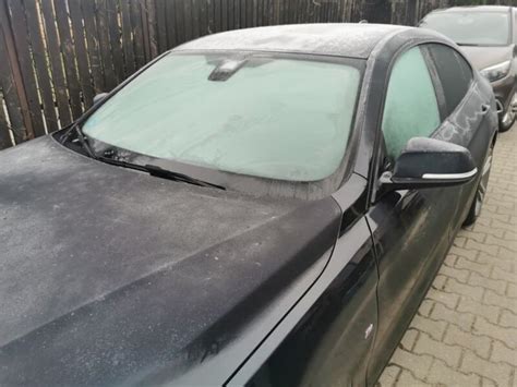 Nuotrauka: automobilio priekinis stiklas su nešvarumų dryžiais po valytuvų darbo