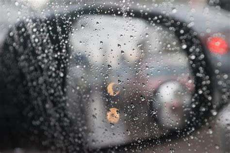 Nuotrauka: automobilio galinis langas su veikiančiu valytuvu