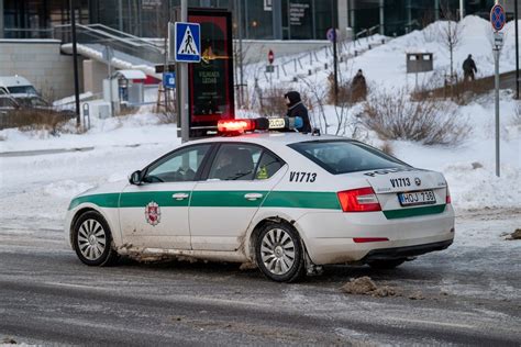 Automobilio ratai ant slidžios kelio dangos