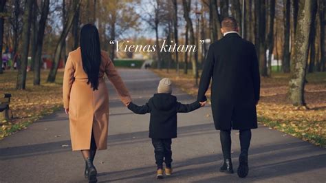 Simbolinė iliustracija, vaizduojanti du žmones, laikančius vienas kitam rankas