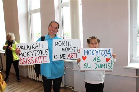 Teminė nuotrauka su mokytojais ir visuomenės atstovais