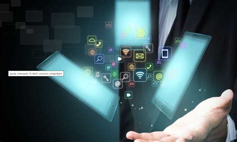 Tematinė nuotrauka: jaunas žmogus, naudojantis išmanųjį telefoną ar kompiuterį, su interneto ir reklamos simboliais fone