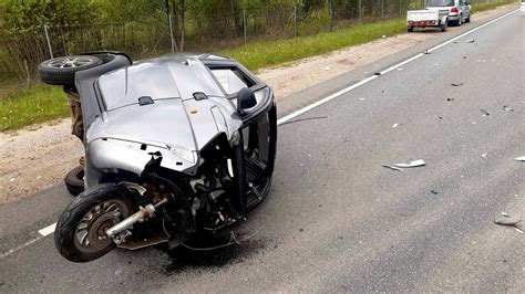 Teminė nuotrauka: avarija su lengvuoju automobiliu laukuose