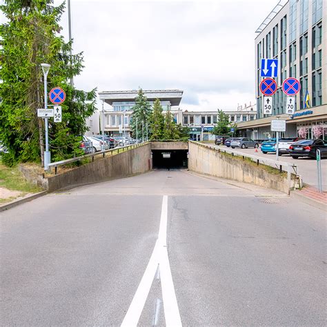 Teminė nuotrauka: užblokuotas įvažiavimas į kiemą dėl ne vietoje pastatyto automobilio