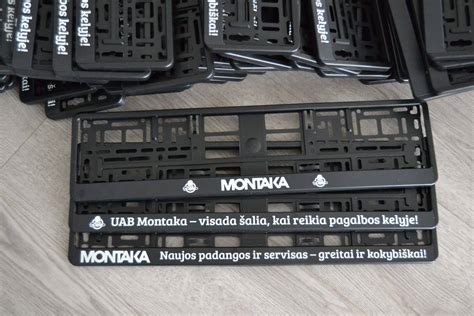 automobilio magnetola su užrašu 
