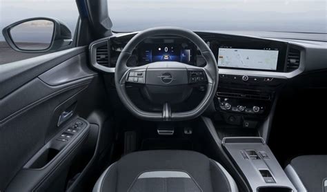 Opel Mokka 2025 salonas su dviem 10 colių ekranais ir belaidžiu įkrovikliu