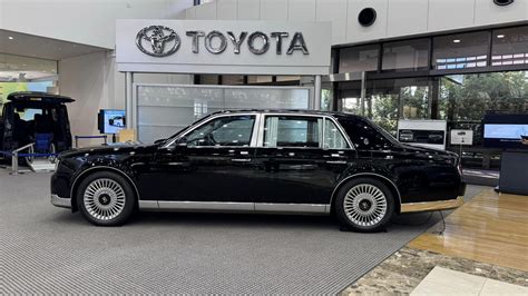 Infografika, lyginanti „Toyota Century“ ir „Toyota Mirai“ prabangos elementus