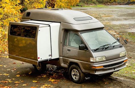 Schematinė iliustracija, vaizduojanti Toyota Camp Mate transformaciją
