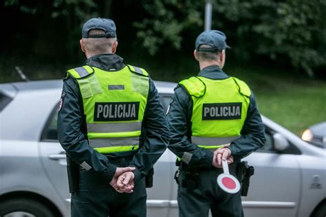Policininkas su alkotesteriu