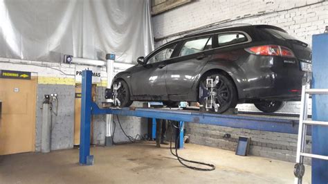 automobilis servise ratų suvedimo stende