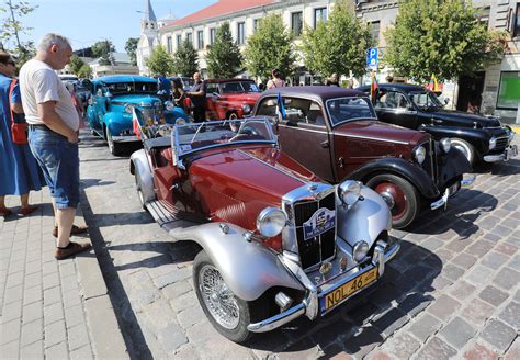 Teminė nuotrauka su istoriniais automobiliais dvaro aplinkoje