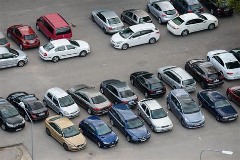 Teminis nuotrauka: naudotų automobilių aikštelė
