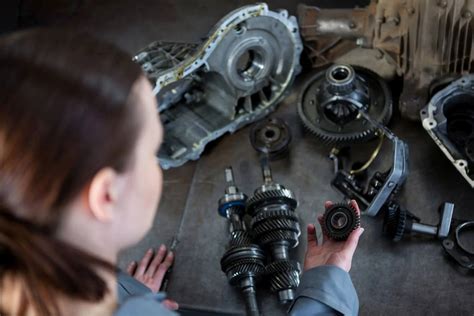 Mechanikas apžiūrintis automobilio pavarų dėžę