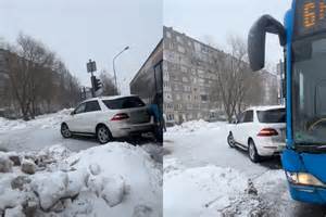 Teminė nuotrauka: keturratis ir automobilis po susidūrimo