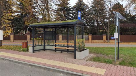 Teminė nuotrauka: apgadinta autobusų stotelė po eismo įvykio