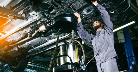 Tematinė nuotrauka: mechanikas tikrina automobilį, atidaręs variklio dangtį arba matuojantis dažų sluoksnį