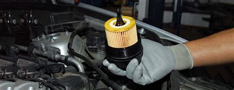 Mechanikas keičiantis automobilio filtrą