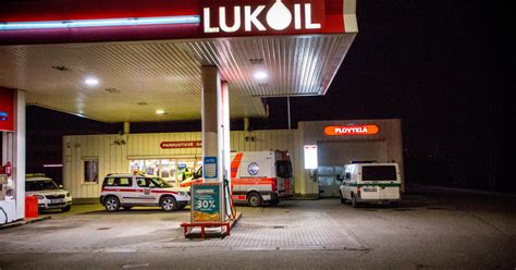 „Lukoil“ degalinės interjeras ir parduotuvės asortimentas