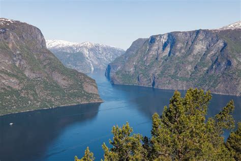 Kolosas Norvegijos fiordas su laivais ir aplinkinėmis kalnuotomis vietovėmis
