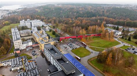 Bendras autoseriviso vaizdas su automobilių priėmimo zona