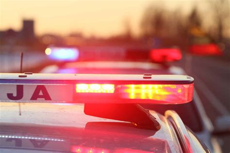 Teminis paveikslėlis su automobiliu ir draudimo polisu