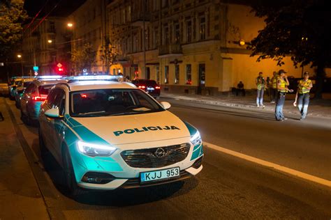 Tematinė iliustracija: policijos automobilis konfiskuoja automobilį