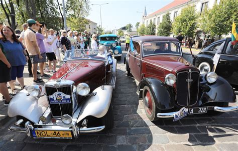 Tematinė nuotrauka: aukciono salė su parduodamais automobiliais