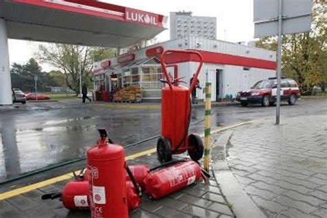 automobilis degalinėje