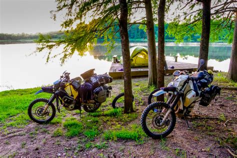 Tematinė nuotrauka: žmonės keliauja motociklais