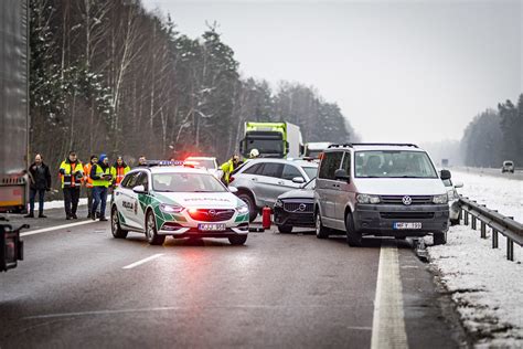 Masinės avarijos Nemenčinės pl. ir Saulėtekio al. sankirtoje vieta su sudaužytais automobiliais ir gelbėjimo tarnybomis