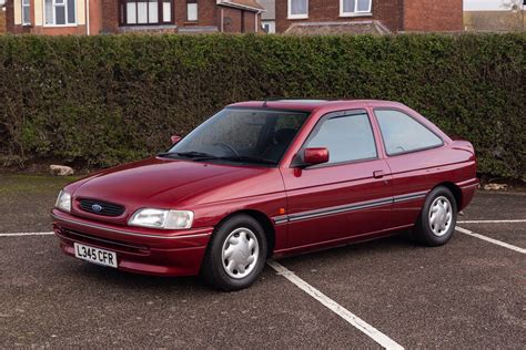 Ford Escort Mk5 priekis, apšviestas saulės, stovintis kelyje