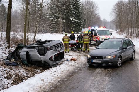 Tematinė nuotrauka: du automobiliai, vienas tempia kitą