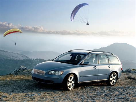 Vaizdas į Volvo V50 automobilio saloną, akcentuojant centrinę konsolę
