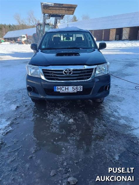 Teminė nuotrauka: dyzelinis automobilis užšalęs žiemą