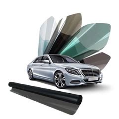 Informacinė schema apie automobilio langų tamsinimo plėvelių privalumus: apsauga nuo UV, šilumos izoliacija ir privatumo didinimas
