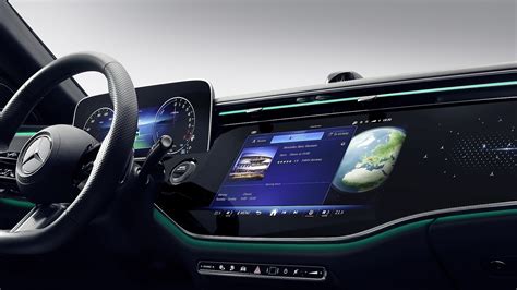 Mercedes-Benz S klasės interjeras su MBUX ekranais ir 3D skydeliu