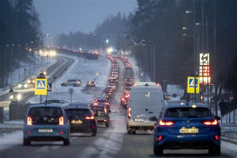 Teminė nuotrauka: slidūs keliai žiemą, automobilis su įjungtomis šviesomis