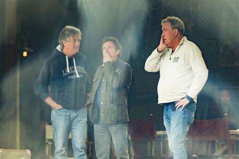 Tematinė nuotrauka: Jeremy Clarksonas, Richardas Hammondas ir Jamesas May su automobiliais