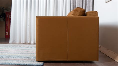 Interjero nuotrauka su garstyčių spalvos akcentine sofa modernioje svetainėje