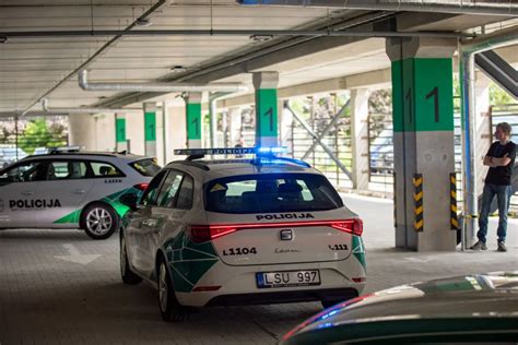 Tematinė nuotrauka: tvarkinga, moderni automobilių stovėjimo aikštelė su žymėjimais ir apšvietimu