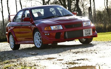Nuotrauka, iliustruojanti Mitsubishi Lancer korozijos vietas (slenksčiai, arkos)