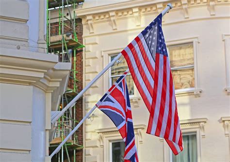 infografika, lyginanti britų ir amerikiečių anglų kalbos rašybos bei leksikos skirtumus