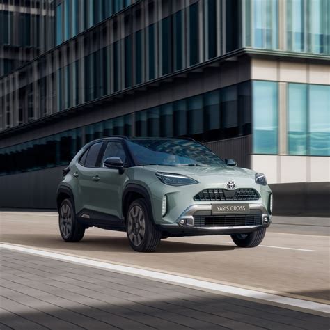 automobilio priekis su įjungtais Toyota T-Mate saugos sistemos indikatoriais
