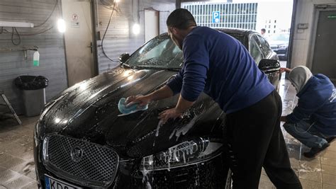 Tematinė nuotrauka: žmogus valo automobilio saloną arba plauna automobilį
