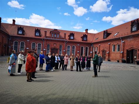 Tematinė nuotrauka: gidas vedantis ekskursiją Telšių senamiestyje