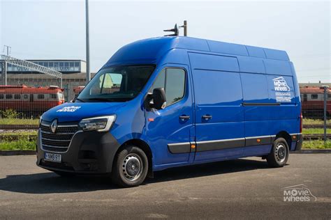 Teminis mikroautobuso nuotrauka kelyje
