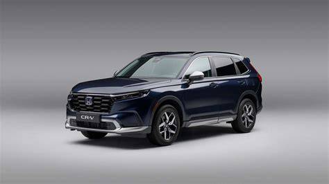 Tikslus vaizdinis pavyzdys: Honda CR-V su Aero paketu, išryškinant priekinį bamperį ir šoninius veidrodėlius