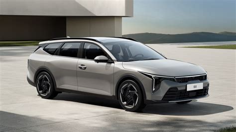 Thematiškas Kia K4 Sportswagon iliustracija su šeima