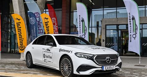 Serviso aikštelė su įvairiais Mercedes-Benz automobiliais
