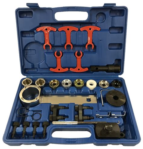 Variklio detalės ir mechaniko darbo įrankiai